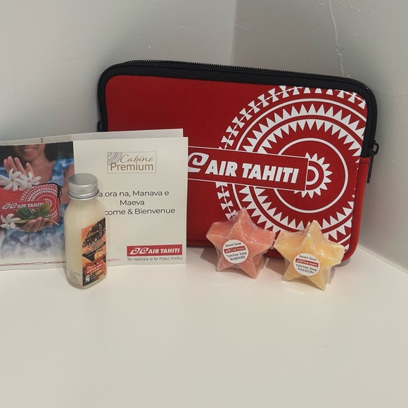 Air Tahiti Red Travel Set - Picture 6 of 7